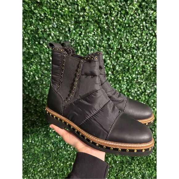 NWOT Free People Atlas Puffer Rivet Chelsea Boots in Black & Gold Sz. US 8 - Picture 4 of 11